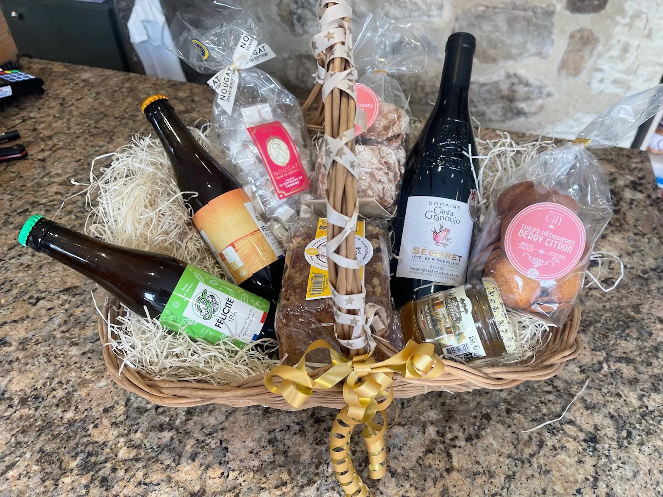 Panier gourmand avec vin et bière